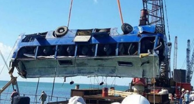 В России назвали причину падения автобуса в Керченский пролив В России назвали причину падения автобуса в Керченский пролив