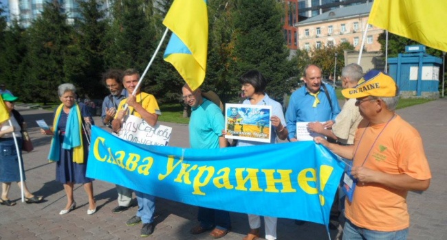Жители Новосибирска провели акцию в честь Дня независимости Украины Жители Новосибирска провели акцию в честь Дня независимости Украины