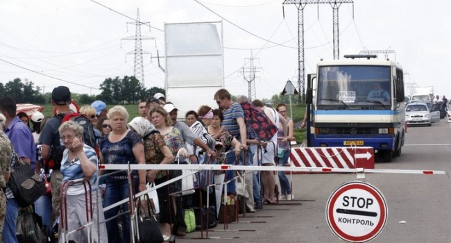 Люди з окупованих територій їдуть на мирну територію України, щоб купити дітям до 1 вересня рюкзаки, одяг, канцелярські товари Люди з окупованих територій їдуть на мирну територію України, щоб купити дітям до 1 вересня рюкзаки, одяг, канцелярські товари