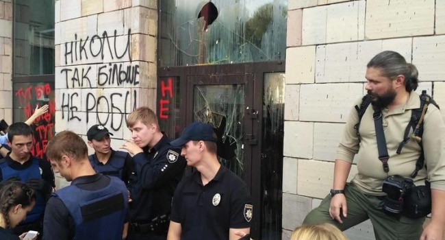 Політолог: бізнесу скандального бізнесмена на Грушевського тепер вже точно прийшов кінець Політолог: бізнесу скандального бізнесмена на Грушевського тепер вже точно прийшов кінець