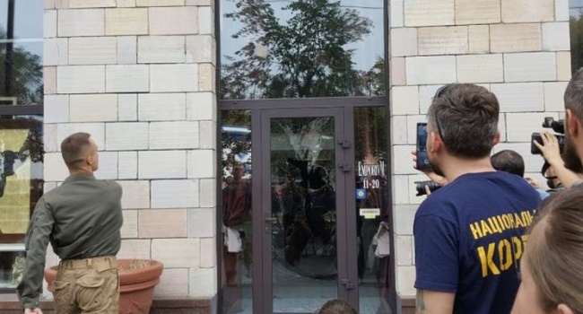 Владелец магазина на Грушевского вместо того, чтобы из граффити сделать классную «фишку», предпочел заняться мытьем стен, – блогер Владелец магазина на Грушевского вместо того, чтобы из граффити сделать классную «фишку», предпочел заняться мытьем стен, – блогер