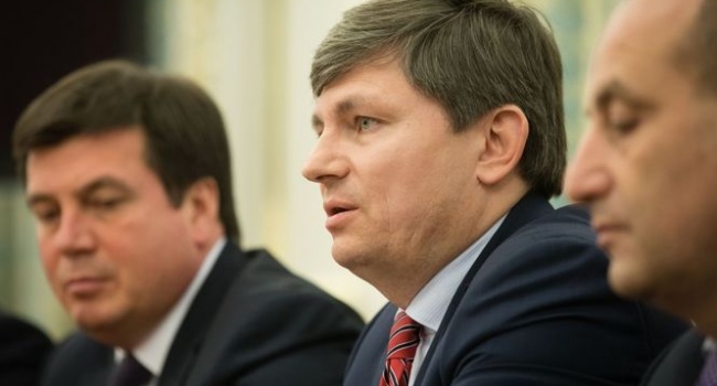 Артур Герасимов: нужно не оттягивать поднятие «минималки» к 4 тысячам Артур Герасимов: нужно не оттягивать поднятие «минималки» к 4 тысячам