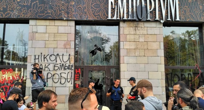 Директор магазину «Емпоріум» відмовився віддавати приміщення під музей Майдану Директор магазину «Емпоріум» відмовився віддавати приміщення під музей Майдану