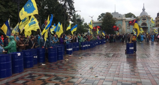 Политолог: за 40 тысяч долларов 3 дня «качать» Киев – нормальное соотношение «цена-результат» Политолог: за 40 тысяч долларов 3 дня «качать» Киев – нормальное соотношение «цена-результат»