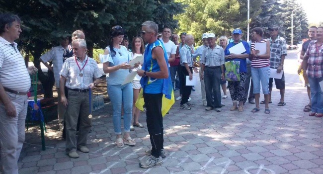 Поступок луганчанина мог стоять ему жизни, но он не побоялся и в очередной раз дал понять боевикам, что Луганск – это Украина Поступок луганчанина мог стоять ему жизни, но он не побоялся и в очередной раз дал понять боевикам, что Луганск – это Украина