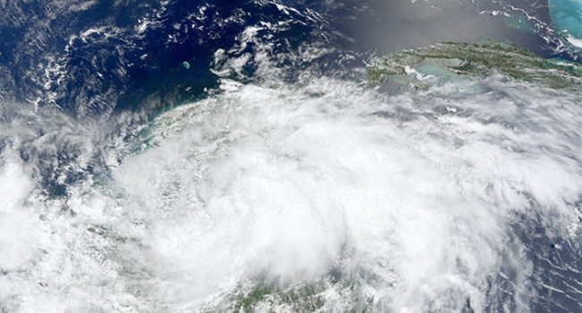  Шторм «Мария» усилился до мощного урагана