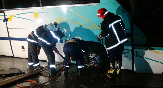 В Україні автобус з польськими туристами провалився у яму 