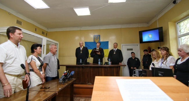 В деле 2 мая кто-то один запятнан в коррупции – либо прокуратура, либо суд, но точно не вместе, – блогер В деле 2 мая кто-то один запятнан в коррупции – либо прокуратура, либо суд, но точно не вместе, – блогер