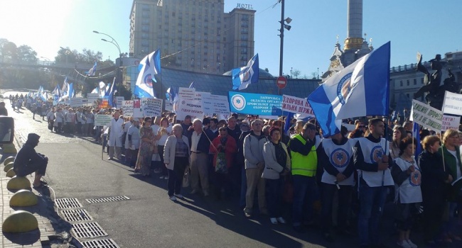 Тысячи медиков приняли участие в протестах против медицинской реформы Тысячи медиков приняли участие в протестах против медицинской реформы