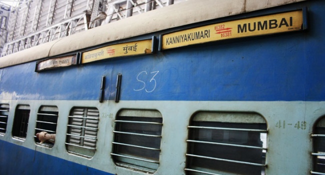 Курьез в Индии: пассажирский поезд на большой скорости промчался по затопленной станции