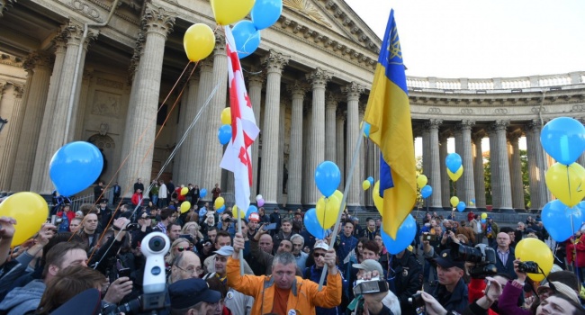Флаг Украины в России – это позиция, а флаг РФ в Украине – это декларация намерения об уничтожении всего украинского, – журналист