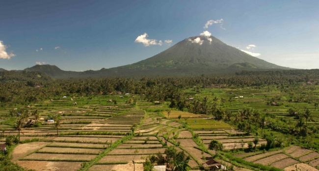 Из-за извержения вулкана на Бали срочно эвакуировали жителей