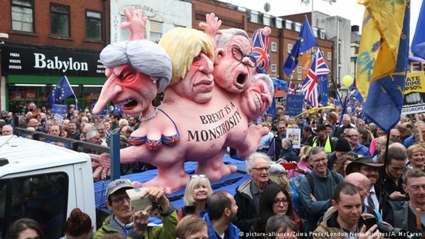 Десятки тысяч британцев протестуют против Brexit