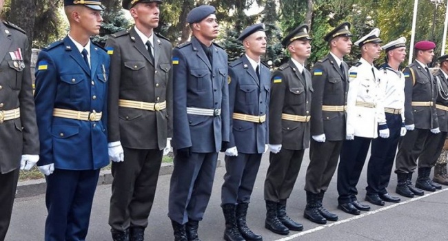 ВСУ показали обществу новые туфли для военных ВСУ показали обществу новые туфли для военных