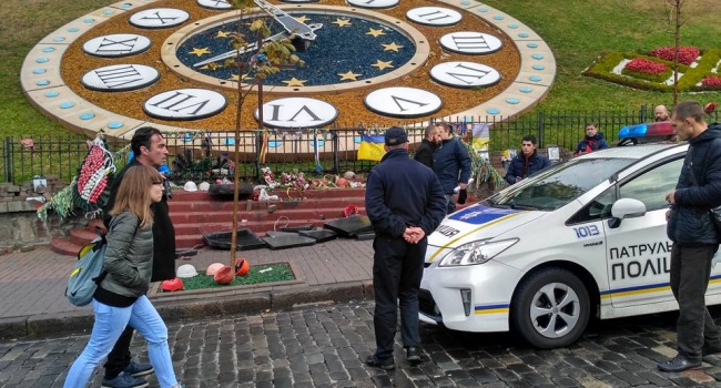 Вандализм в Киеве: неизвестный разбил памятные плиты на Аллее Героев Небесной сотни 