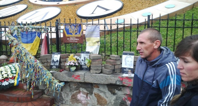Вандализм в Киеве: неизвестный разбил памятные плиты на Аллее Героев Небесной сотни 