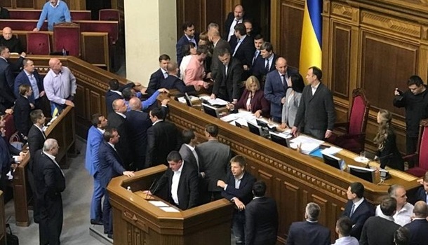 Потасовка в Раде: депутаты заблокировали трибуну парламента Потасовка в Раде: депутаты заблокировали трибуну парламента