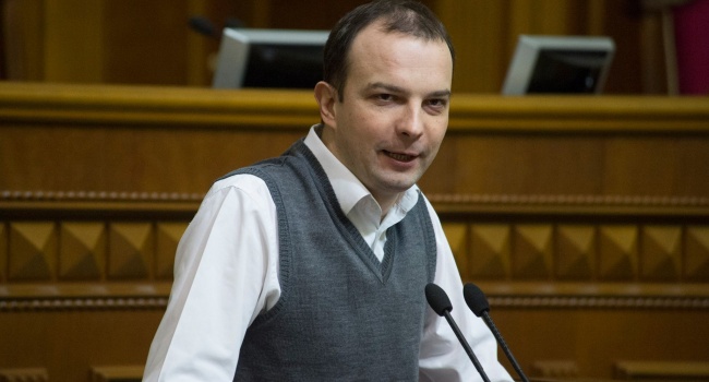 Політолог: єдиний вихід, який залишиться в України – воєнний стан Політолог: єдиний вихід, який залишиться в України – воєнний стан