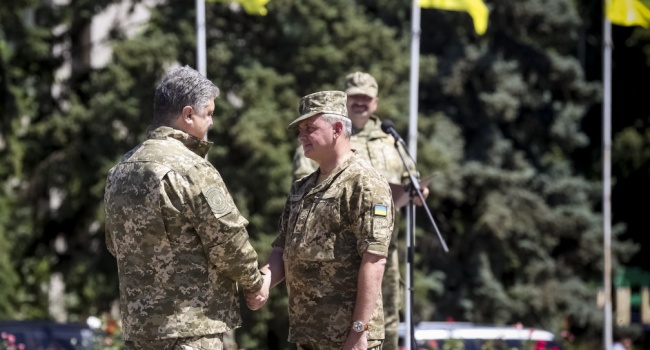 Муженко рассказал подробности разговора с Порошенко о своей отставке Муженко рассказал подробности разговора с Порошенко о своей отставке