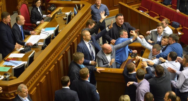 Журналіст: сьогоднішні події в Раді ще раз показали як Путін всіх переграв Журналіст: сьогоднішні події в Раді ще раз показали як Путін всіх переграв