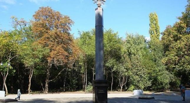 В Сети обсуждают установленный в РФ памятник «героям Донбасса» с символикой ВСУ В Сети обсуждают установленный в РФ памятник «героям Донбасса» с символикой ВСУ