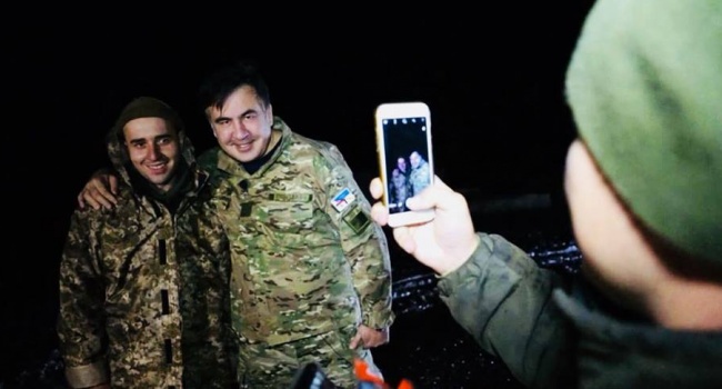 Блогер: Саакашвили плевать на наших солдат, но вот попиариться на их фоне «реформатор» шанса не упустил Блогер: Саакашвили плевать на наших солдат, но вот попиариться на их фоне «реформатор» шанса не упустил