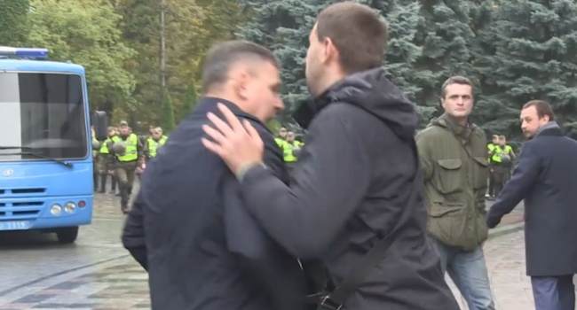 Політолог: після цього ганебного інциденту будь-які сумніви у скасуванні депутатської недоторканості вважаю зайвими Політолог: після цього ганебного інциденту будь-які сумніви у скасуванні депутатської недоторканості вважаю зайвими