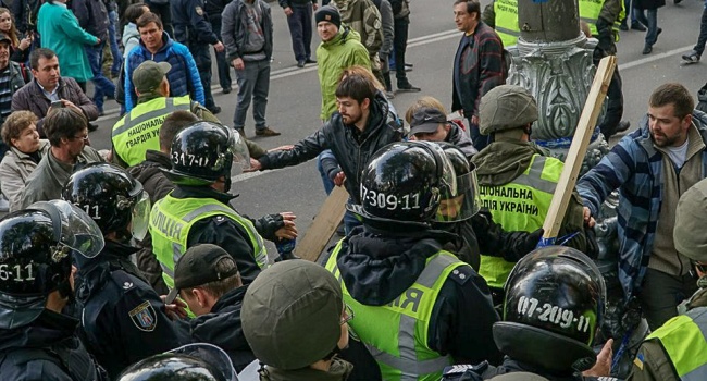 Организаторы протестов начали перекладывать друг на друга ответственность за провокации и насилие под Радой Организаторы протестов начали перекладывать друг на друга ответственность за провокации и насилие под Радой