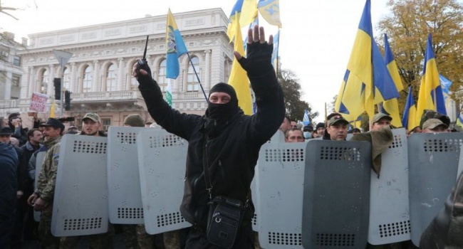 Политолог: у митингующих только два варианта – расходиться или пробовать повышать ставки, но они больше специалисты по блефу Политолог: у митингующих только два варианта – расходиться или пробовать повышать ставки, но они больше специалисты по блефу