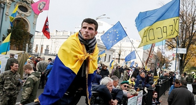 Волонтер пояснил, кто стоит за протестами в Киеве Волонтер пояснил, кто стоит за протестами в Киеве