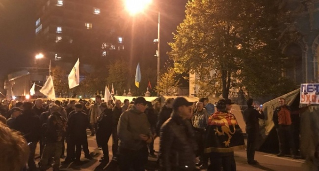 Митинг под Радой: Порошенко поставили ультиматум и дали 5 дней на его выполнение Митинг под Радой: Порошенко поставили ультиматум и дали 5 дней на его выполнение