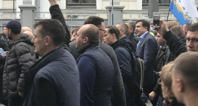 На митинг с Саакашвили к Раде начали сходиться люди На митинг с Саакашвили к Раде начали сходиться люди