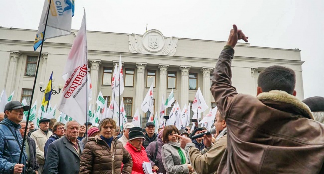 Блогер: граючись у піддавки з «МіхоМайданом», влада випробовує терпіння громадян, у яких нерви після трьох років війни не надто міцні Блогер: граючись у піддавки з «МіхоМайданом», влада випробовує терпіння громадян, у яких нерви після трьох років війни не надто міцні