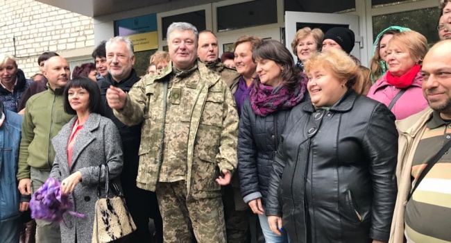У мережі розкрили подробиці несподіваного візиту Порошенка до Авдіївки У мережі розкрили подробиці несподіваного візиту Порошенка до Авдіївки