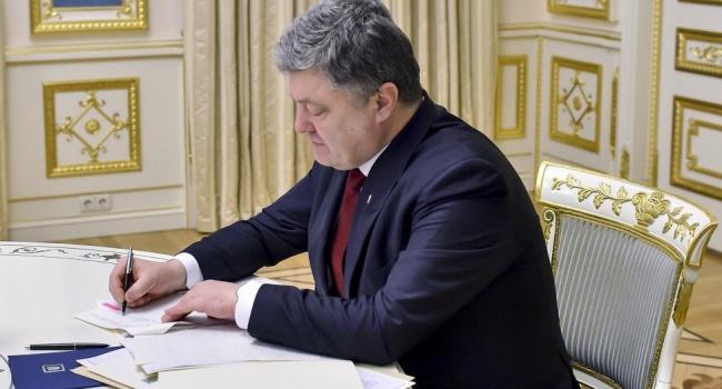 Порошенко подписал закон о повышении пенсий Порошенко подписал закон о повышении пенсий