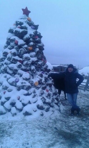 Как празднуют Новый год в России: якуты слепили новогоднюю ёлку из навоза