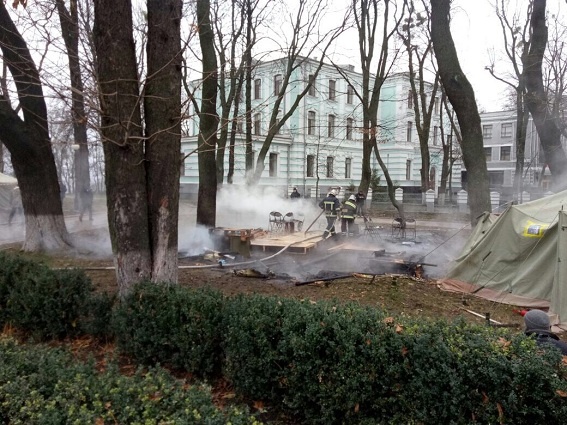Протест под Радой: в Мариинском парке сгорела палатка митингующих Протест под Радой: в Мариинском парке сгорела палатка митингующих
