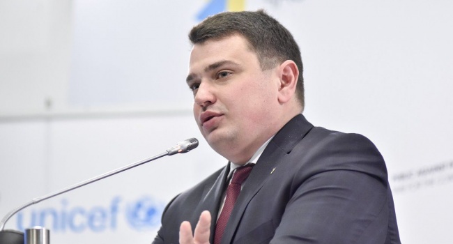 Блогер: мы с вами становимся свидетелями драки между прокурорскими и набушниками Блогер: мы с вами становимся свидетелями драки между прокурорскими и набушниками