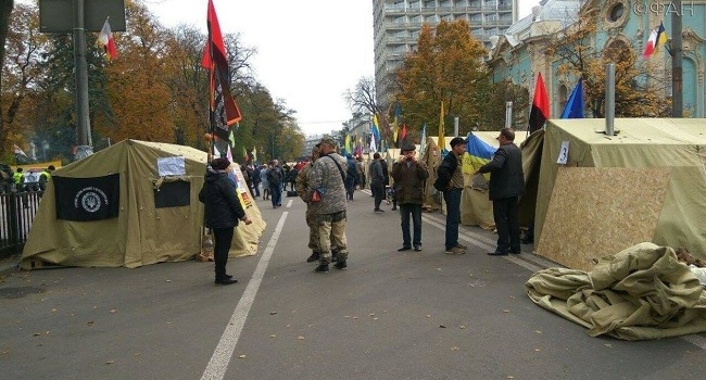 Політолог: «Наметові містечка біля ВР – це лише інструмент для піару політиків» Політолог: «Наметові містечка біля ВР – це лише інструмент для піару політиків»