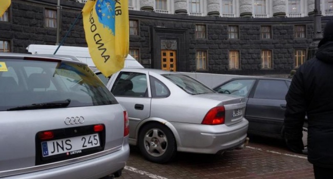 ГФС: Литва начала расследование о ввозе в Украину авто на еврономерах