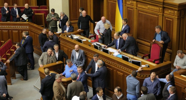 Эксперт назвал главные реформы, которые требует МВФ, а власть всячески противится Эксперт назвал главные реформы, которые требует МВФ, а власть всячески противится