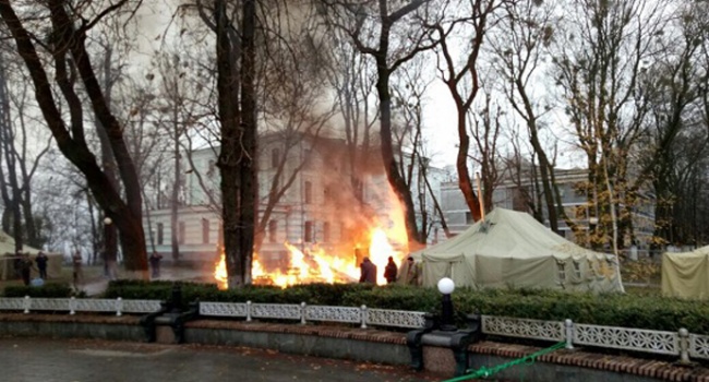 Протест под Радой: в Мариинском парке сгорела палатка митингующих Протест под Радой: в Мариинском парке сгорела палатка митингующих