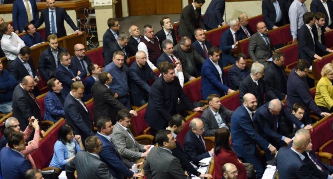 Политолог: три партии получат шанс сформировать самые большие фракции в Раде Х созыва