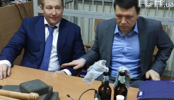 Суд над Януковичем: Адвокат беглого президента пришел с брусчаткой и коктейлем Молотова Суд над Януковичем: Адвокат беглого президента пришел с брусчаткой и коктейлем Молотова