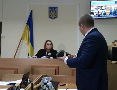 Суд над Януковичем: Адвокат беглого президента пришел с брусчаткой и коктейлем Молотова Суд над Януковичем: Адвокат беглого президента пришел с брусчаткой и коктейлем Молотова