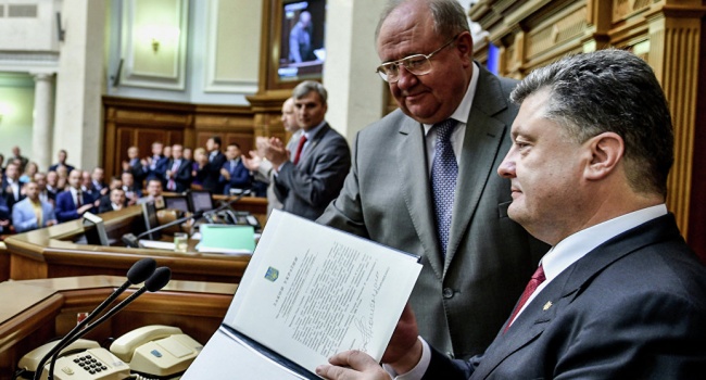 Bloomberg с кремлевским акцентом: «Запад поддерживает неправильного человека в Украине» Bloomberg с кремлевским акцентом: «Запад поддерживает неправильного человека в Украине»