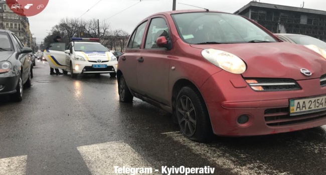 ЧП в Киеве: автомобиль врезался в остановку и сбил людей, - последствия ЧП в Киеве: автомобиль врезался в остановку и сбил людей, - последствия