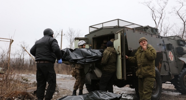 Бойцы ВСУ вытащили с нейтралки тело российского наемника, брошенного боевиками Бойцы ВСУ вытащили с нейтралки тело российского наемника, брошенного боевиками