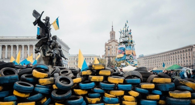 Среди украинцев произошло раздвоение, они хотят демократию, но с сильным авторитарным лидером, – опрос Среди украинцев произошло раздвоение, они хотят демократию, но с сильным авторитарным лидером, – опрос