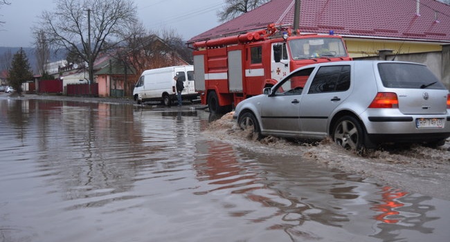 Паводок на Закарпатье: уровень воды почти достигает исторического максимума, может быть катастрофа